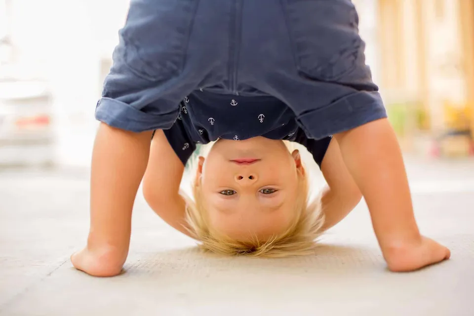 Wie Kinderyoga die Entwicklung Deiner Kinder fördert