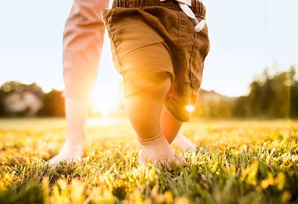 Wann lernen Kinder laufen? Babys erste Schritte