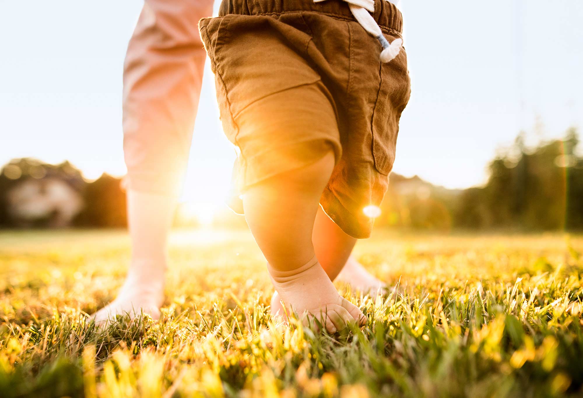 Wann lernen Kinder laufen? Babys erste Schritte