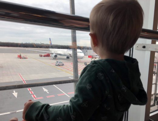 Fliegen mit Kindern – Wenn das Anschnallen zu einer Krise führt