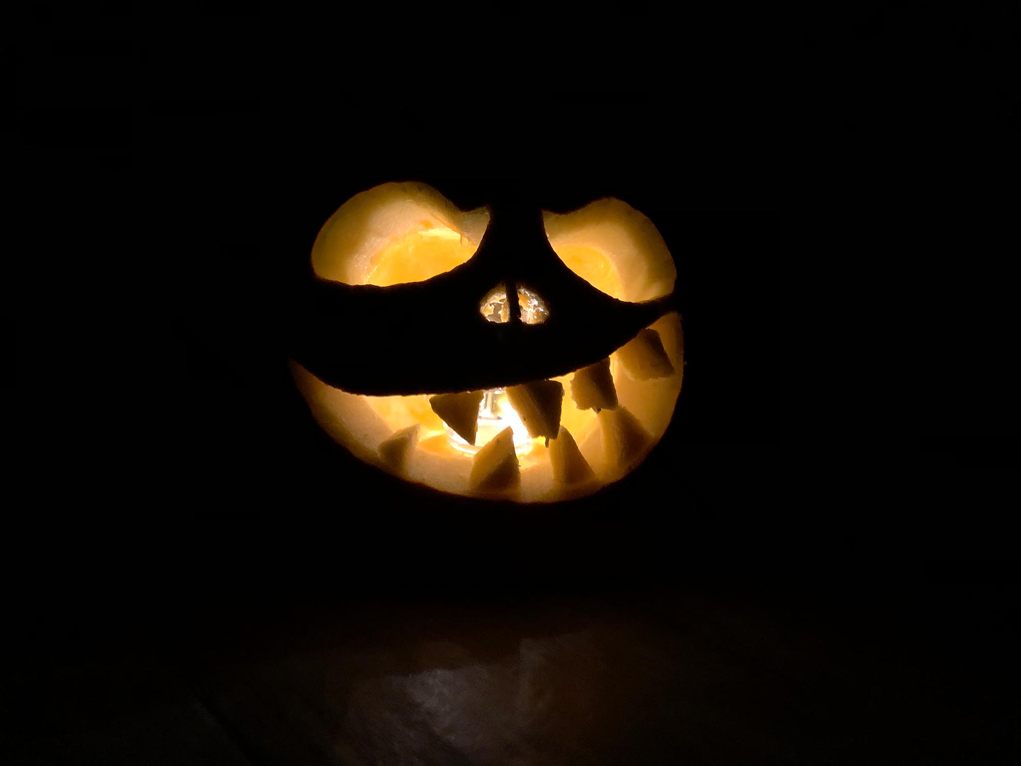 Das Ergebnis: Ein beleuchteter Halloween-Kürbis