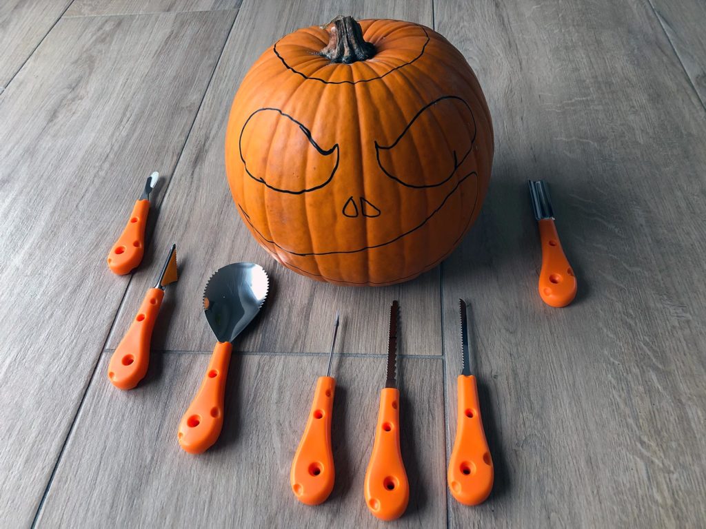 DIY Halloween-Kürbis - Anzeichnen & mit dem richtigen Werkzeug bearbeiten