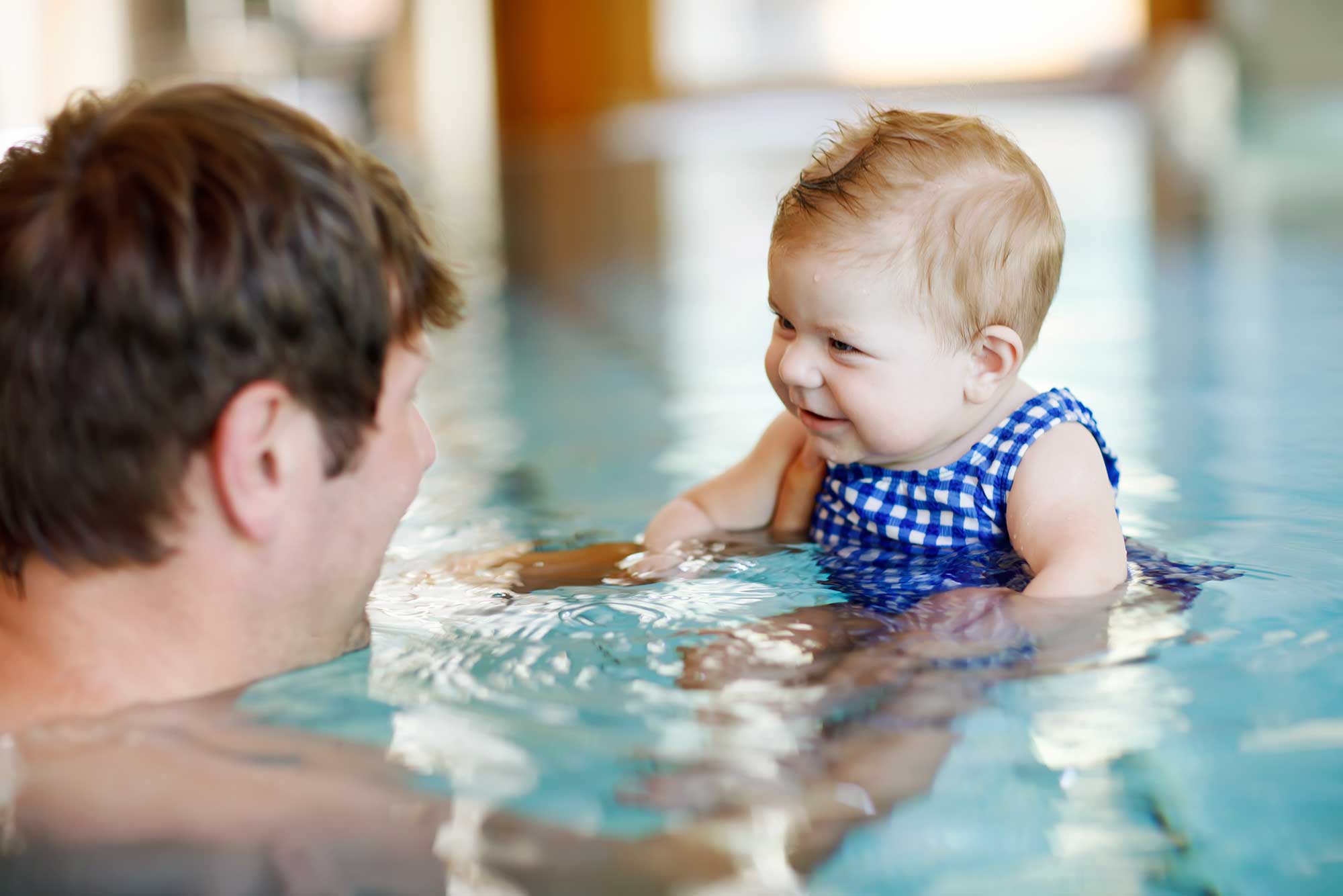 Babyschwimmen - Erfahrungen, Ziele und Kosten